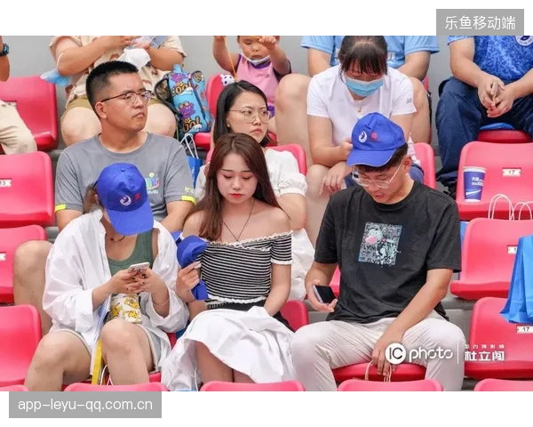 大连球迷狂热应援，“第十二人”点燃主场激情